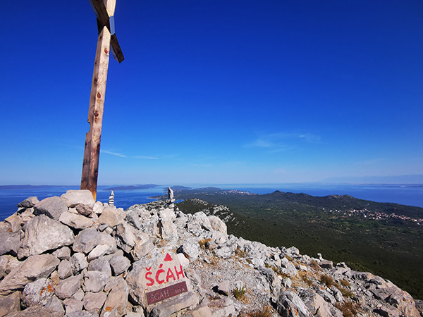 izimanija treking ugljan ščah